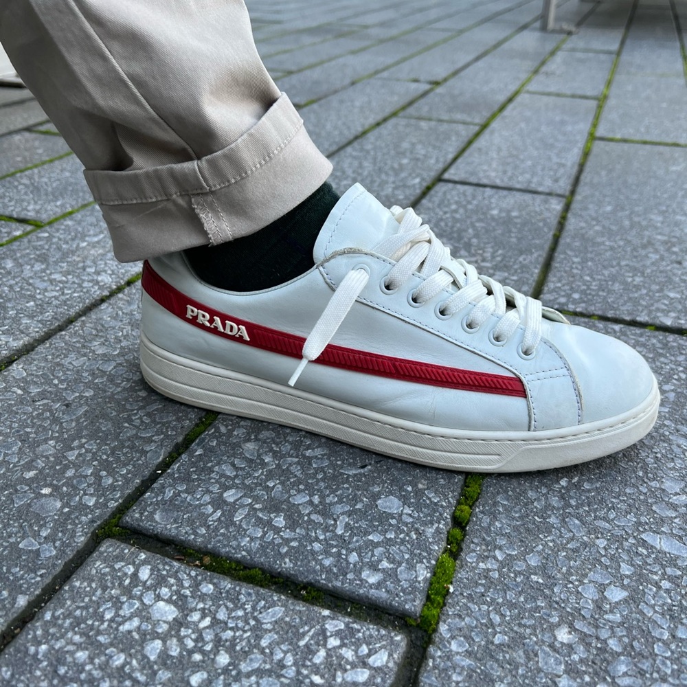 PRADA MEN'S AVENUE VITELLO PLUME SIDE-STRIPE LEATHER LOW-TOP SNEAKERS, WHITE, UK